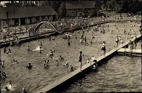 Ak Pölbitz Zwickau in Sachsen, Volksbad, Badegäste, Rutsche
