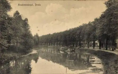 Ak Breda Nordbrabant Niederlande, Allee mit Bäumen, rechts davon ein Kanal mit zwei Booten, li...