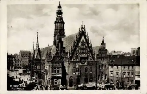 Ak Wrocław Breslau Schlesien, Historisches Rathaus, markante Architektur, Stadtplatz, Tageslicht