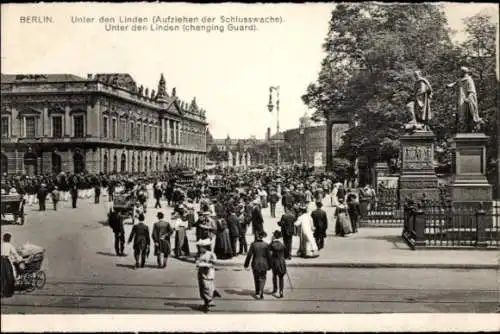 Ak Berlin Mitte, Unter den Linden, Aufziehen der Schlosswache