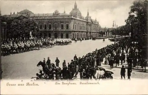Ak Berlin Mitte, Unter den Linden, am Zeughaus, Parademarsch