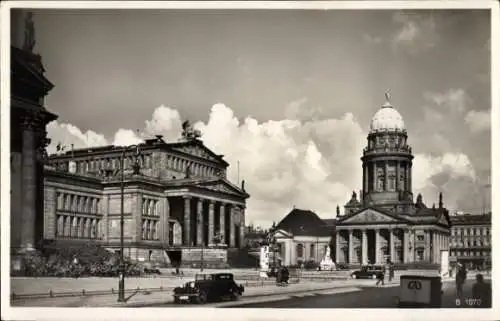 Ak Berlin Mitte, Gendarmenmarkt, Deutsches Schauspielhaus, Französischer Dom