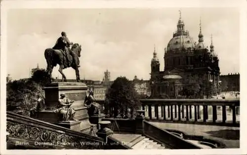 Ak Berlin Mitte,  Reiterstandbild Friedrich Wilhelm IV., Berliner Dom