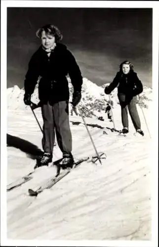 Ak Sankt St. Anton am Arlberg in Tirol, Prinzessin Irene und Beatrix auf Skiern, 1950