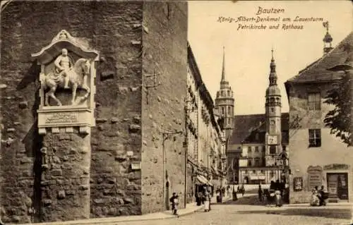 Ak Bautzen in der Oberlausitz, Xönig-Albert-Denkmal, Petrikirche und Rathaus,  Architektur, Stadt