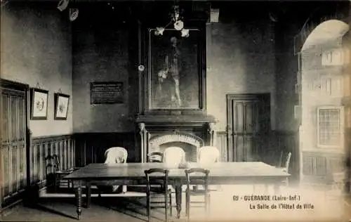 Ak Guérande Loire Atlantique, Raum der Stadtverwaltung, großes Tisch, Gemälde, Stühle