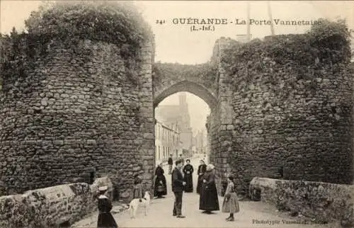 Ak Guérande Loire Atlantique, Historische Stadttor, Menschen in r Kleidung, Hund