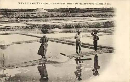 Ak Bourg de Batz Loire Atlantique, Paludiers recueillant le Sel 