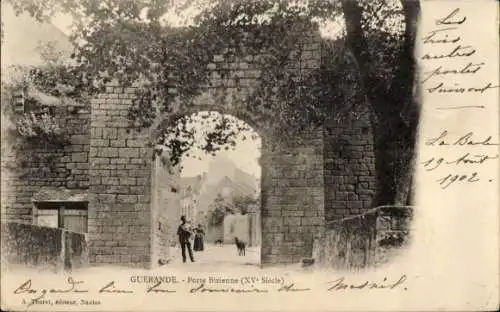 Ak Guérande Loire Atlantique, Porte Bizienne,  Stadtmauer, Personen, Bäume, steinerne Architektur
