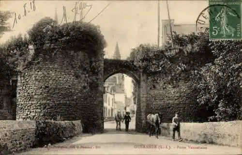 Ak Guérande Loire Atlantique, Mauer, Tor, Pferd, Straße, Häuser