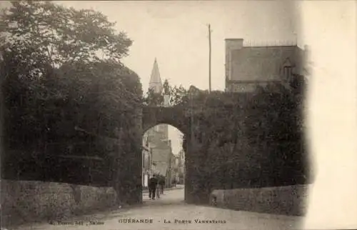 Ak Guérande Loire Atlantique, La Porte Vannetaise,  Stadtmauer, Menschen walken durch Tor