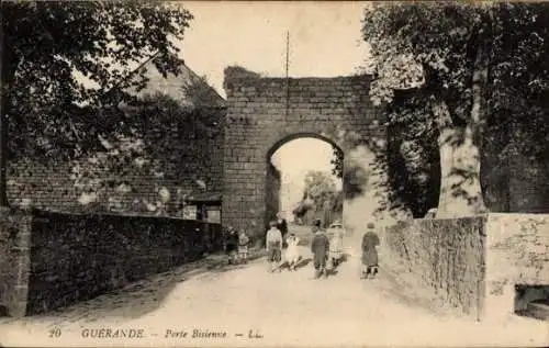 Ak Guérande Loire Atlantique, Porte Bisienne,  Mauer, Fußgänger, Kinder, Bäume, Steinmauer