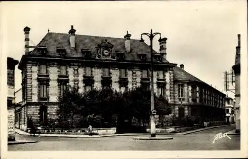 Ak Bordeaux Gironde, Gebäude mit Uhr, Bäume, Straßenlaterne, schwarz-weiß Fotografie
