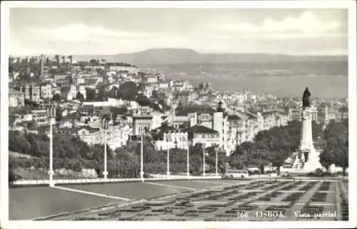 Ak Lisboa Lissabon Portugal, Teilansicht von  Statue, Stadtlandschaft