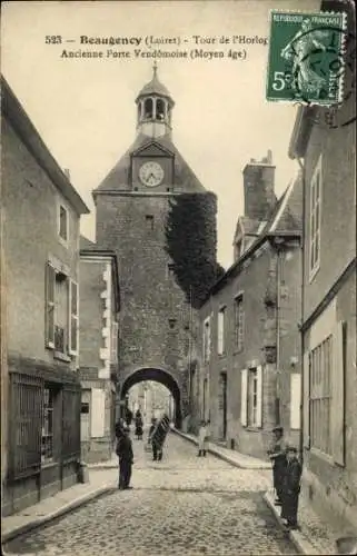 Ak Beaugency Loiret, Stadtszene mit Uhrturm, Kopfsteinpflasterstraße,  Architektur, Personen