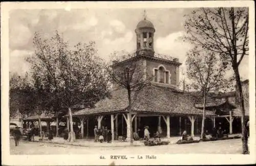 Ak Revel Haute-Garonne, La Halle, Gebäude, Bäume, Personen