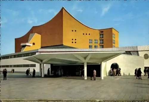 Ak Berlin Charlottenburg, Philharmonie, moderne Architektur, Menschen auf Platz, blauer Himmel