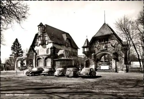 Ak Berlin Charlottenburg, Bahnhof Zoo, Historisches Gebäude, Hundekehte, Autos, Baumreihe