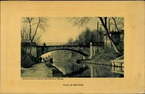 Ak Sevran Seine Saint Denis, Bogenbrücke über Wasserlauf, Landschaft mit Bäumen, -Fotografie