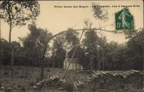 Ak Notre Dame des Anges Seine Saint Denis, Holzhaufen, Baumlandschaft, Kapelle im Hintergrund, Po