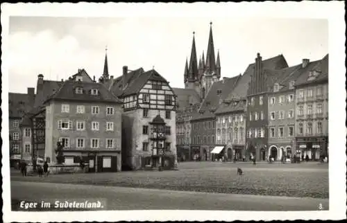 Foto Ak Cheb Eger Reg. Karlsbad, Marktplatz, Hund, Geschäfte