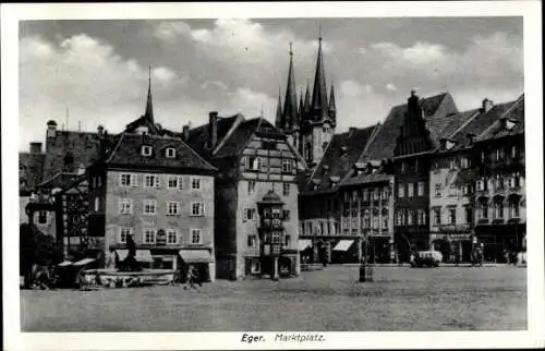 Ak Cheb Eger Region Karlsbad, Marktplatz,  Gebäude, Wolken im Himmel, Schwarz-Weiß-Foto