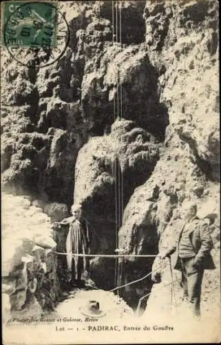 Ak Padirac Lot, Eintritt zum Gouffre, zwei Männer, Steinformationen, Fotografie,  Aufnahme