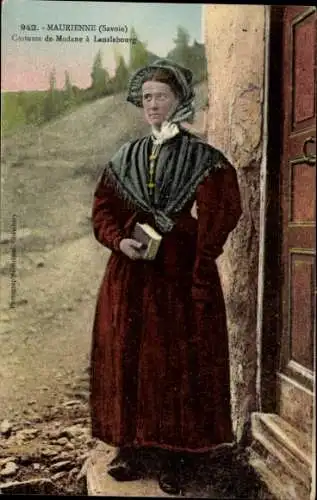 Ak Albertville Savoie, Frau im traditionellen Costume, vor Tür, Fotograf Grimal, lebendige Farben
