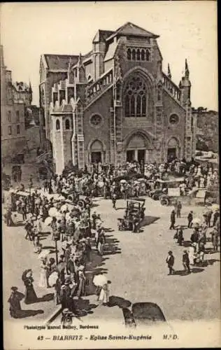 Ak Biarritz Pyrénées Atlantiques, Eglise Sainte-Eugénie, Menschenmenge,  Architektur, alte Automo