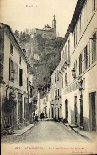 Ak Roc Amadour Rocamadour Lot, Verschlungene Gasse,  Gebäude, Schloss im Hintergrund, schwarz-wei