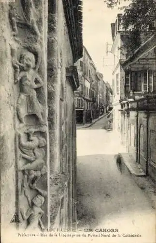 Ak Cahors Lot, Verschlungene Gasse, Blick auf alte Gebäude, Steinrelief