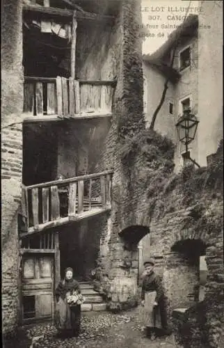 Ak Cahors Lot, Historisches Gebäude, enge Gasse, zwei Personen, Treppenhaus, alte Architektur