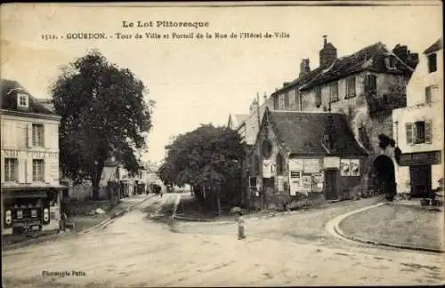 Ak Gourdon Lot, Le Lot Pittoresque, Stadtansicht, Portal zur Rue de l'Hôtel de Ville