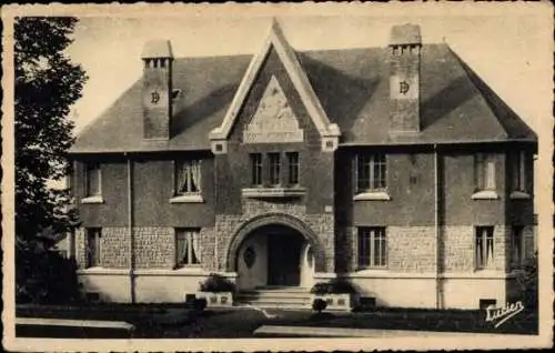 Ak Ducey Manche, Schule, Gebäude mit Ziegelsteindruck, Bäume, Vorgarten