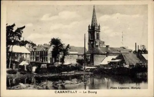 Ak Carantilly Manche, Dorfansicht, Kirche im Hintergrund, Wasserfront, altmodische Gebäude