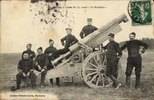 Ak Mourmelon le Grand Marne, Soldaten vor Kanone, Militäruniformen,  Szenerie
