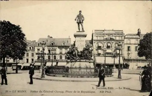 Ak Le Mans Sarthe, Statue von Général Chanzy, Place de la République, Architektur, Schwarz-Weiß-F