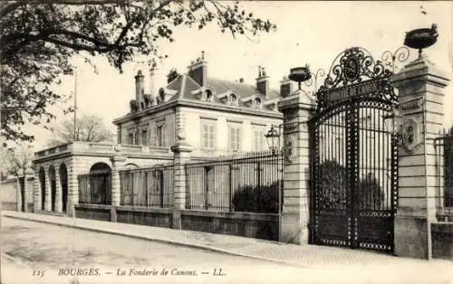 Ak Bourges Cher, La Fonderie de Canons, Gebäude, Tor, Baum, Straße