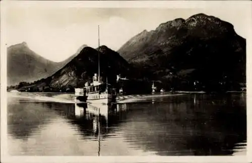 Ak Annecy Haute Savoie, Schiff auf See, Berge im Hintergrund, ruhige Wasseroberfläche