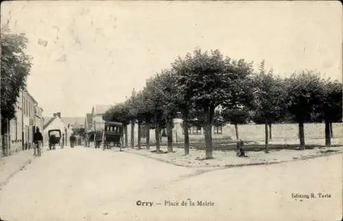 Ak Orry la Ville Oise, Stadtplatz mit Bäumen, Wagen, Gebäude,  Atmosphäre