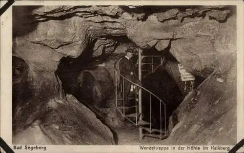 Ak Bad Segeberg in Holstein, Wendeltreppe in der Höhle, Kalkberg, schwarzes und weißes Foto