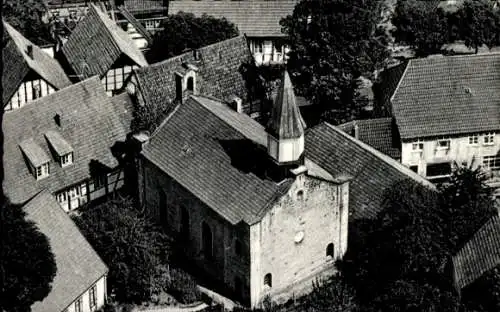 Ak Tecklenburg am Teutoburger Wald Westfalen, Luftaufnahme einer Kirche, umgeben von n Gebäuden, 
