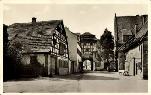 Ak Maulbronn im Schwarzwald, Alter Innenhof, Fachwerkhäuser,  Architektur, ruhige Straße
