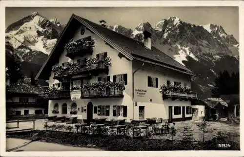 Ak Garmisch Partenkirchen in Oberbayern, Gasthof und Pension Zugspitze, Berglandschaft, blühende 