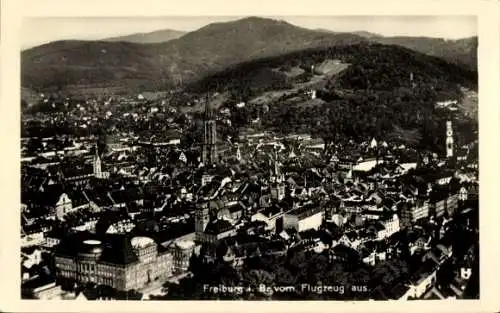 Ak Freiburg im Breisgau, Aussicht auf  Stadtansicht, Flugaufnahme, Schwarzwald im Hintergrund