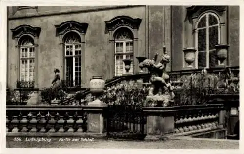 Ak Ludwigsburg in Württemberg, Statuen, Schlossfassade, Treppe, Garten, Zierfiguren