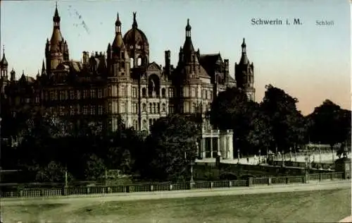 Ak Schwerin in Mecklenburg, Schloss  s Gebäude, Parkanlage, 