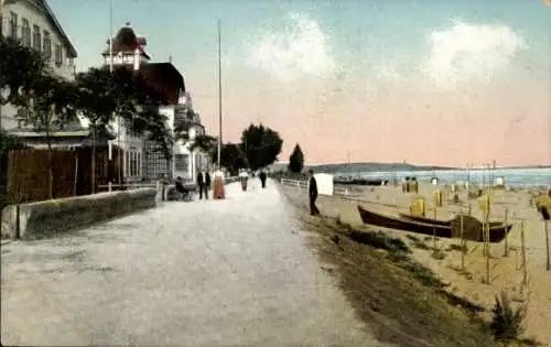 Ak Ostseebad Niendorf Timmendorfer Strand, Promenade am Meer, Blick auf Strand, Fußgänger, Boote