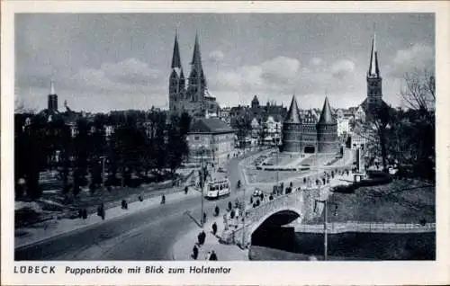 Ak Hansestadt Lübeck, Puppenbrücke, Holstentor, Kirchtürme, Straßenbahn