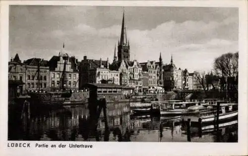 Ak Hansestadt Lübeck, Blick auf die Untertrave,  Gebäude, Schiffe im Wasser, Lübecker Kirche